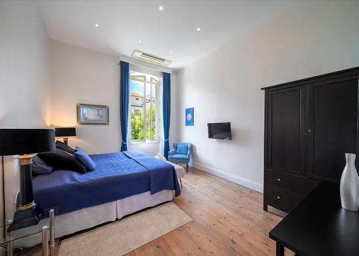 Villa Ref 1831 - Center - For Rent Cannes